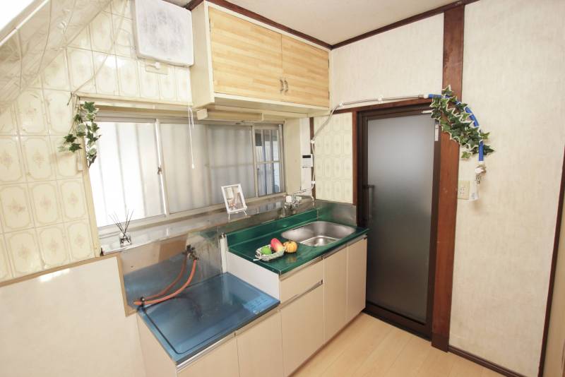 キッチン：新調しました！右側が洗濯機置場です♪