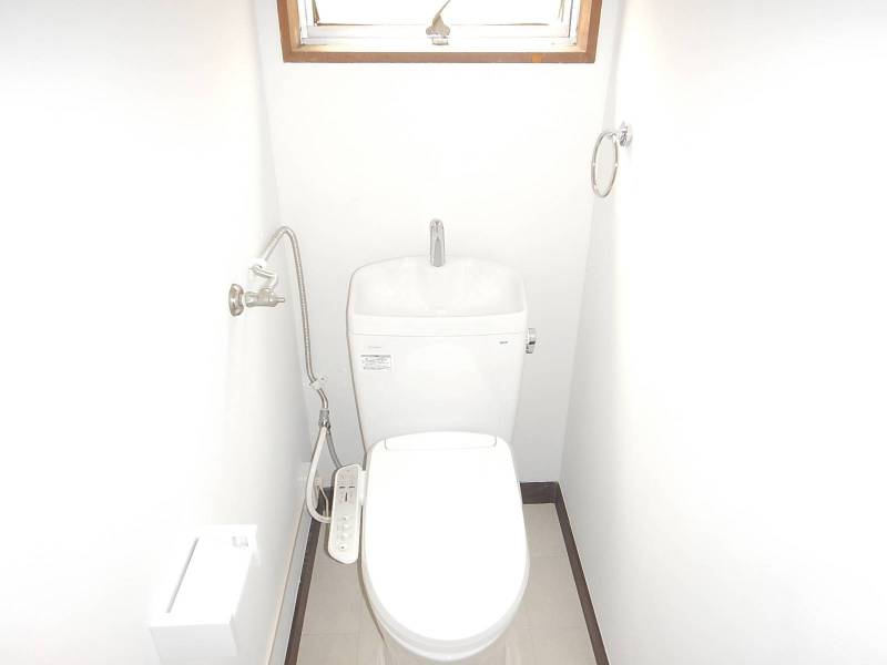 窓付きトイレ新品交換済み