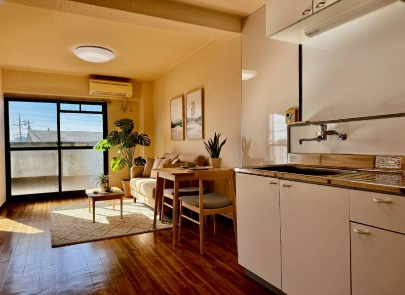 明るいリビングダイニング。家家具は含まれません。