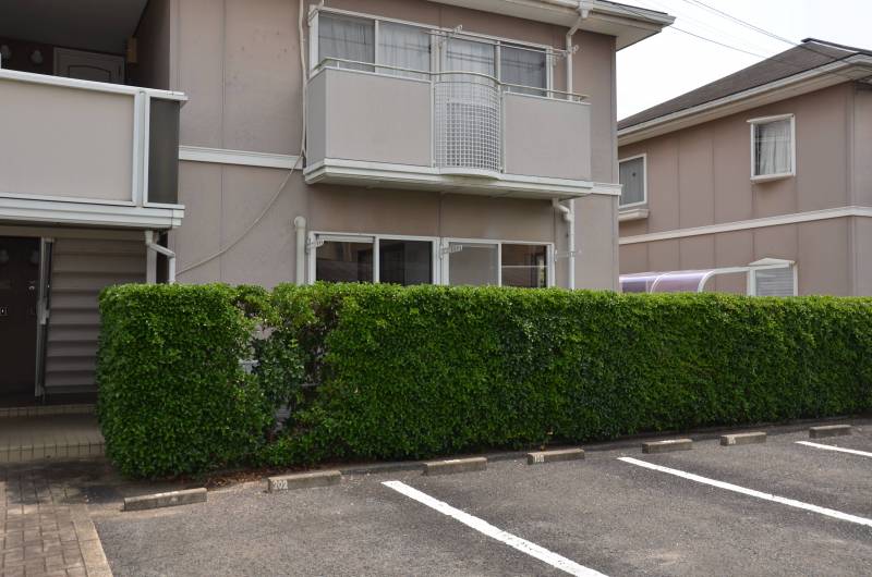アパートの目の前に駐車場（2台分、縦列）あり。