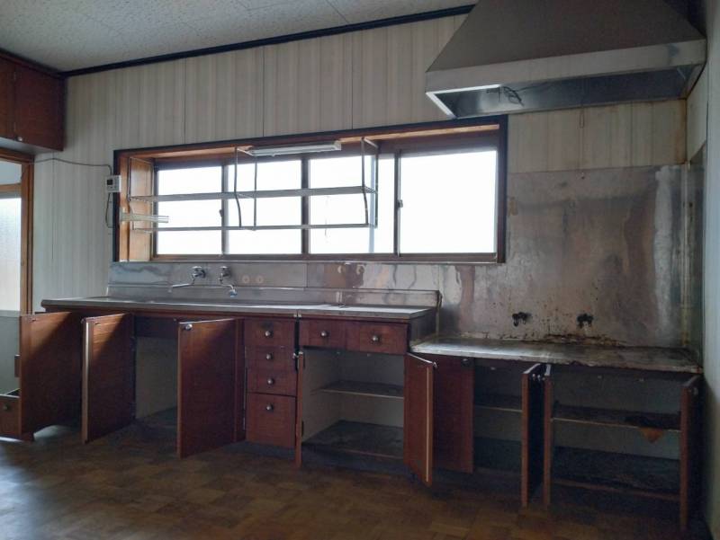 キッチンは12畳近くあります