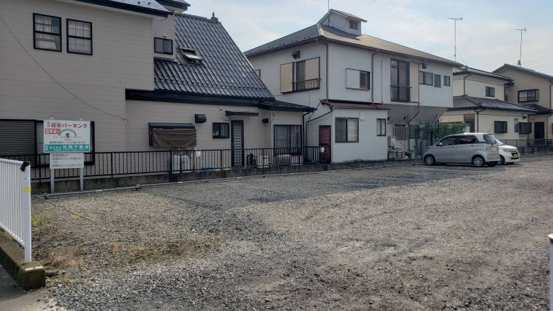 物件のすぐ近くに有料駐車場もあります！
