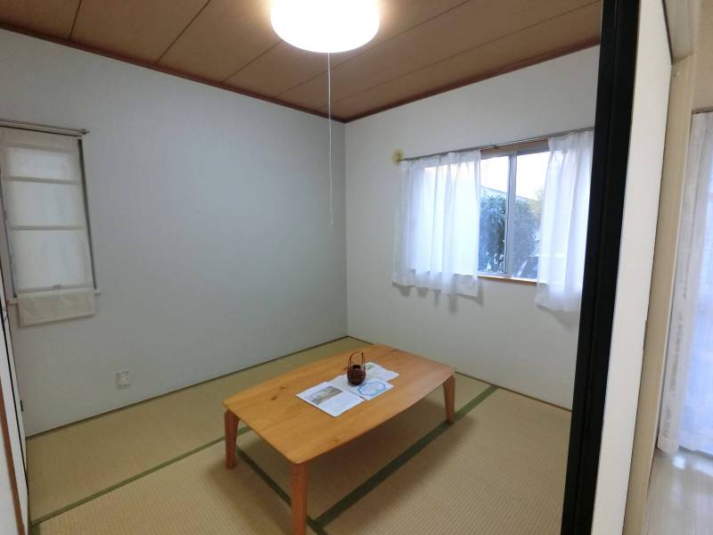 二方向の窓でお部屋が明るいです！小窓はかわいい♪