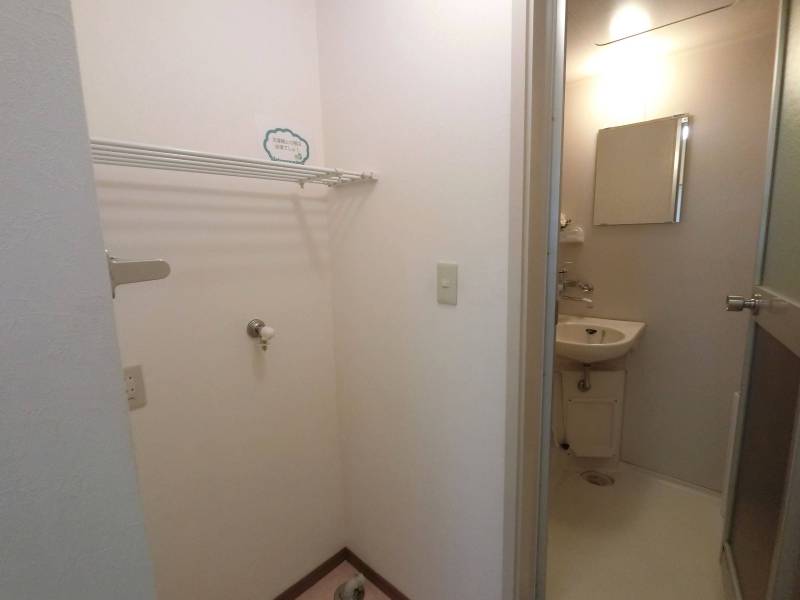 ランドリースペースです。洗濯機上の棚ありで便利ですよ♪