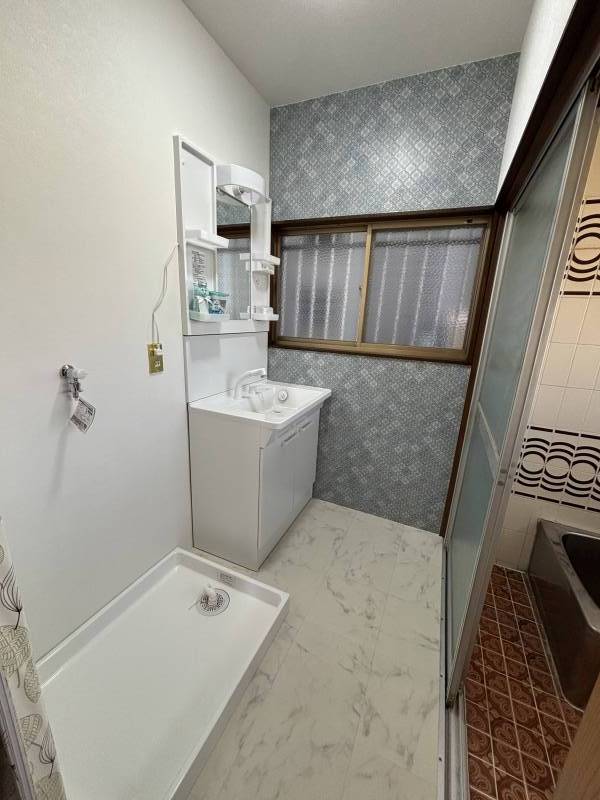 独立洗面台、室内洗濯機置き場のついた脱衣室で動線完璧です！