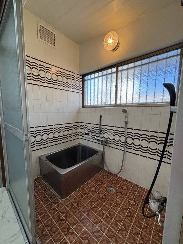 レトロなタイルが可愛いお風呂です！追い焚き機能付き！