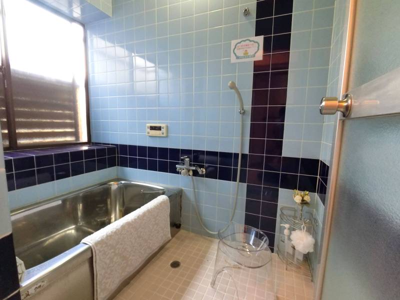 水色のさわやかな浴室です。追い炊き保温機能つきです！！