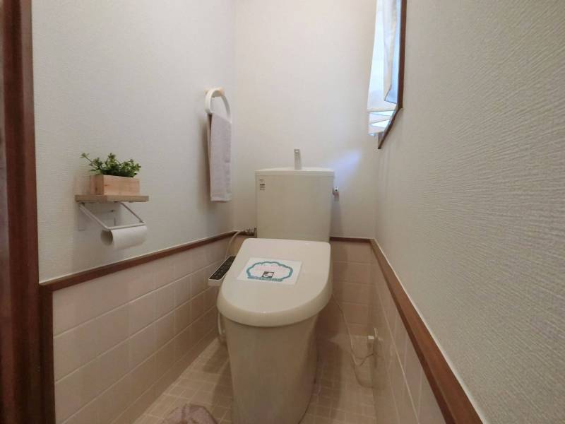 トイレ新装です！！ペーパーホルダーもおしゃれ♪