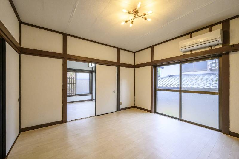  8畳リビングと、奥は4.5畳のお部屋、日当たり良好です。