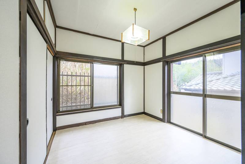 8畳隣の4.5畳、2面採光明るく収納もたっぷりです。