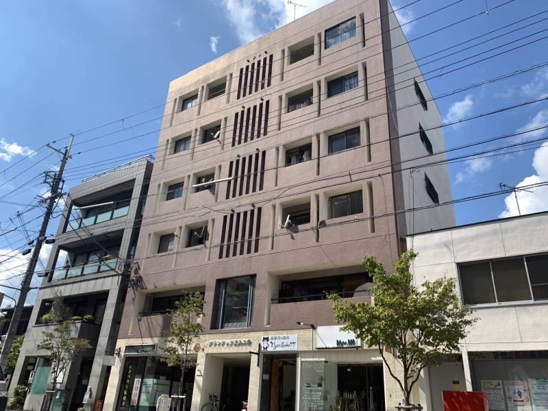 周囲では一番の６階建てです！
