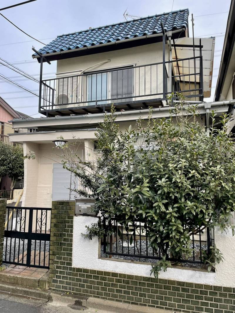 初夏には、赤いバラ。
秋には金木犀の香りがたちこめます。

