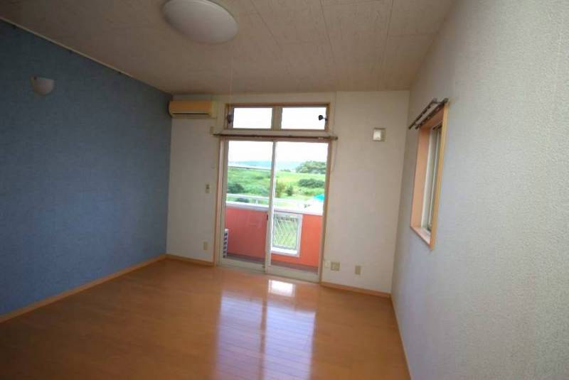 居室　２階角部屋　２面窓