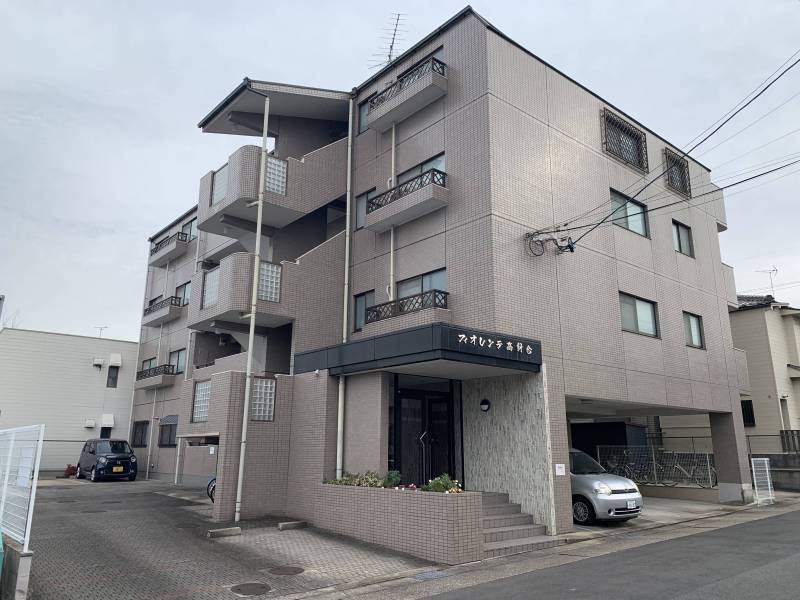 閑静な住宅街に建ってまして静かで住みやすいです