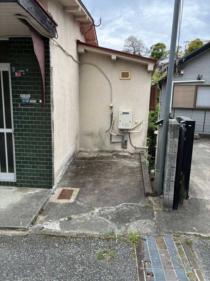 玄関横に、バイク・原付・自転車等を置くスペースがございます。