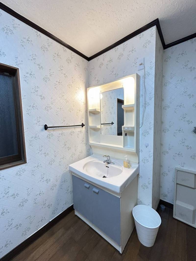 洗面台とても綺麗です♪一部塗装済み♪