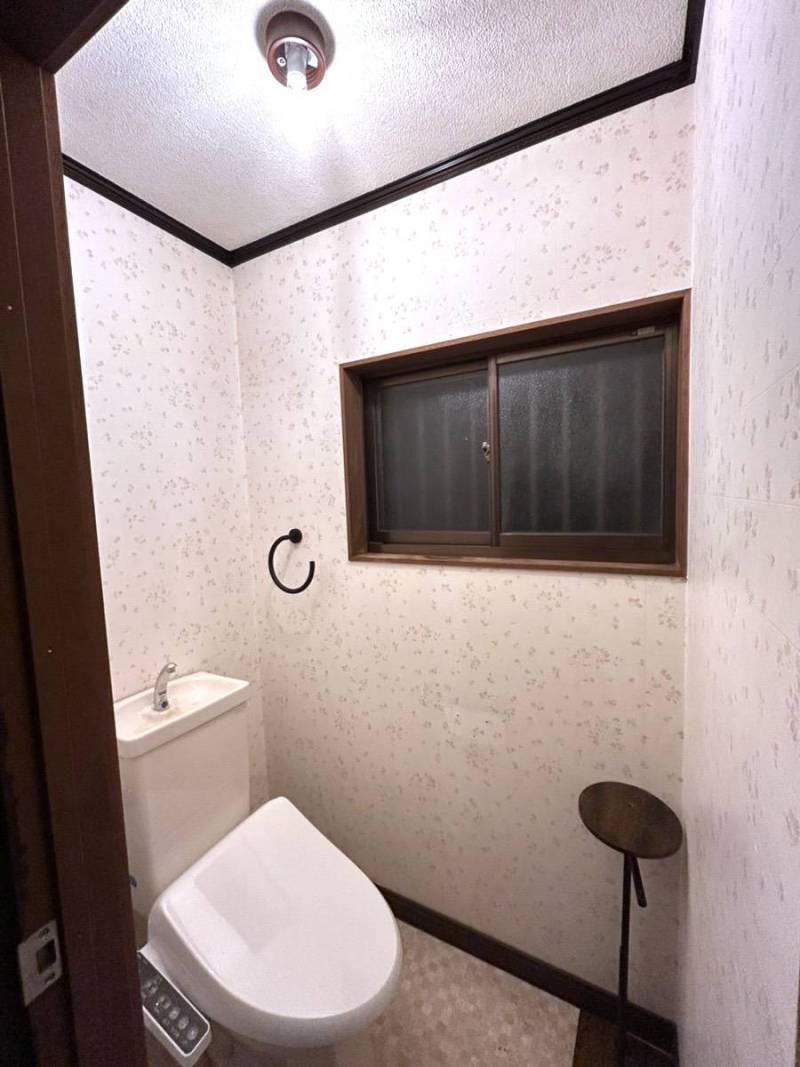 トイレは嬉しい温水洗浄便座に交換済み♪