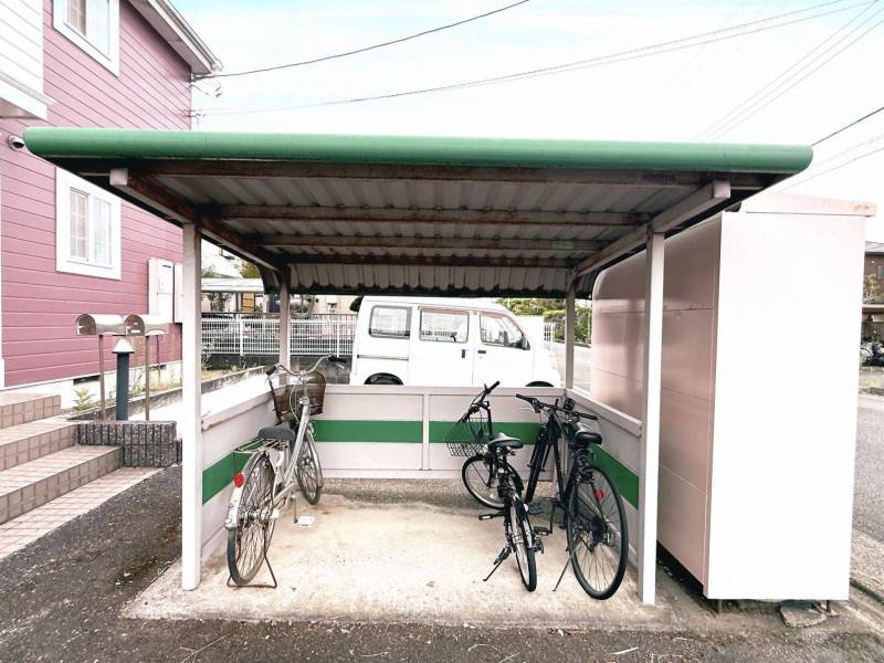 駐輪場は無料！屋根付きでゆとりがあります！