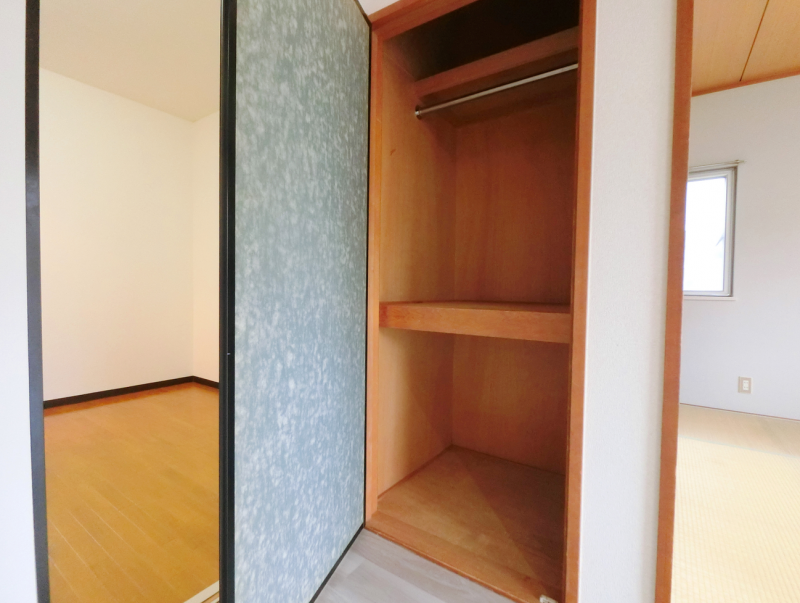 洋室にも収納があります♪バー付きで洋服かけられます。