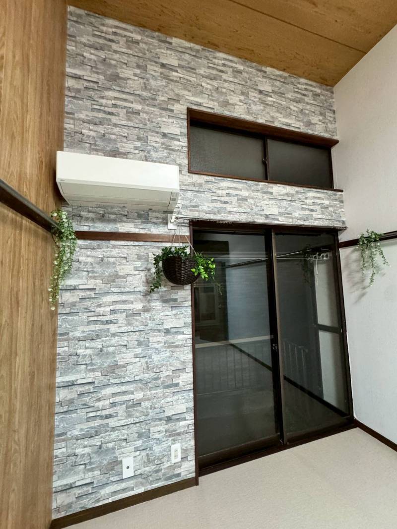 高い天井までの、高級感あふれる大理石調アクセントクロス‼️