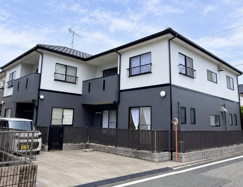 白&times;ダークグレーの外壁が印象的な、落ち着いた佇まい。
