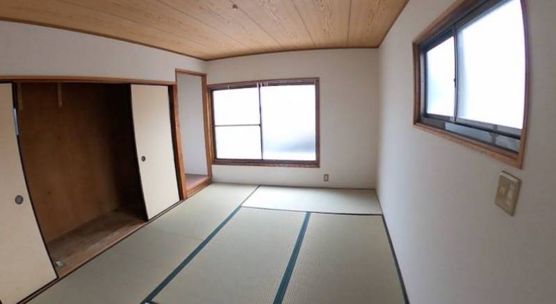 ２階の和室です。畳は新品なので、気持ちいいですよ！