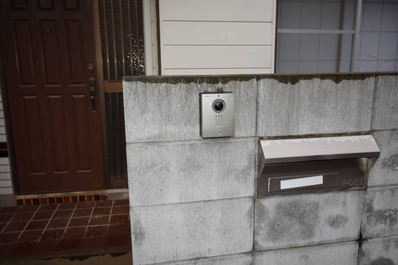 モニタ付きインターホン・郵便受けは敷地外からアクセス可能