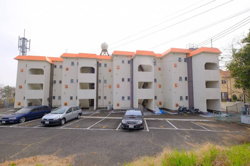 広々とした駐車場つきマンション
オレンジ屋根が可愛いでしょ