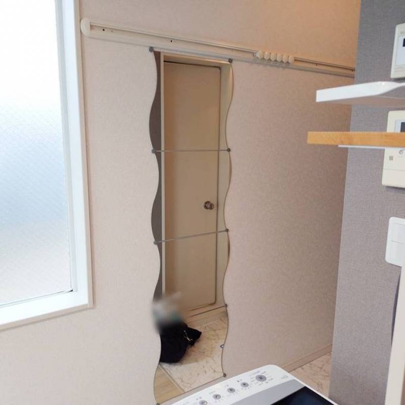 玄関にはオシャレな全身ミラーがあります。