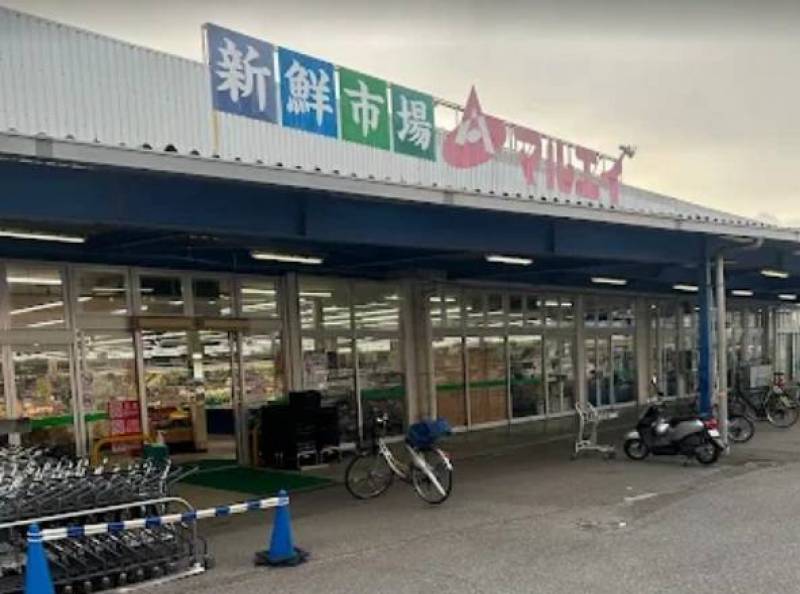 スーパーも車で数分の距離にあり、近くて便利！