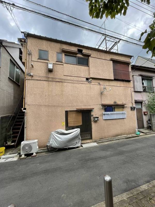レトロな外観。目の前は豊島区立南池袋四丁目日出公園です。
