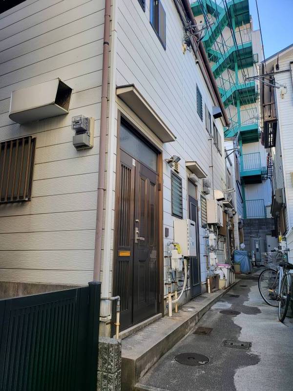 テラスハウス一番手前の端家になります。