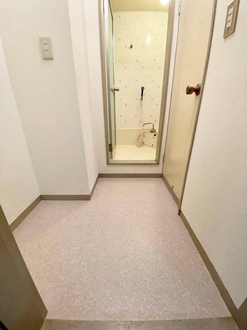 脱衣室の洗濯機置き場（左側）。
洗面台はありません(^^;)