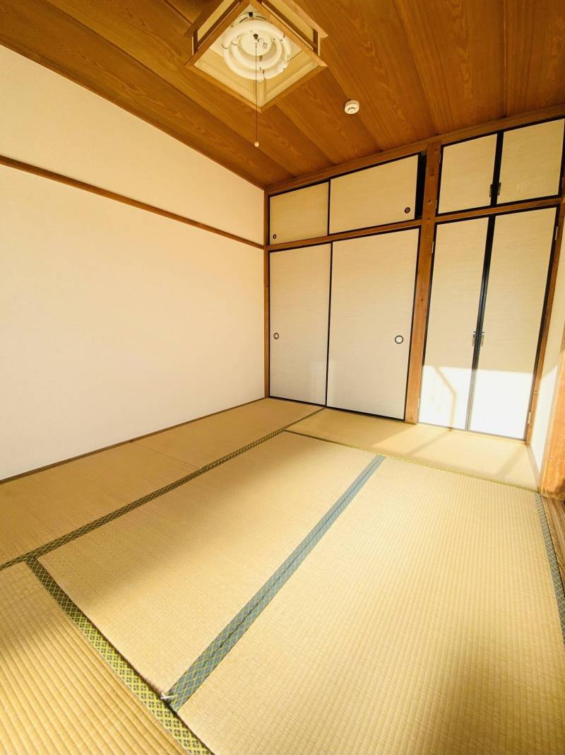 ゴロンと出来る和室。冬はこたつ、夏は朱塗りのちゃぶ台。