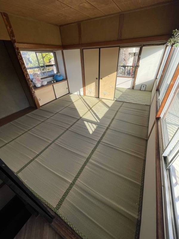 階段上がってすぐ左の和室です。
奥が3畳の和室です。