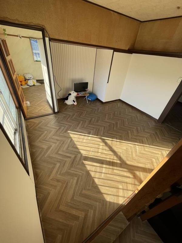 階段上がってすぐ右手の洋室です。