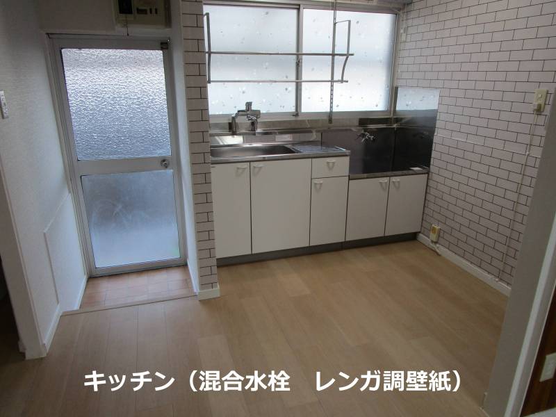白のレンガ調アクセントクロスが素敵です。