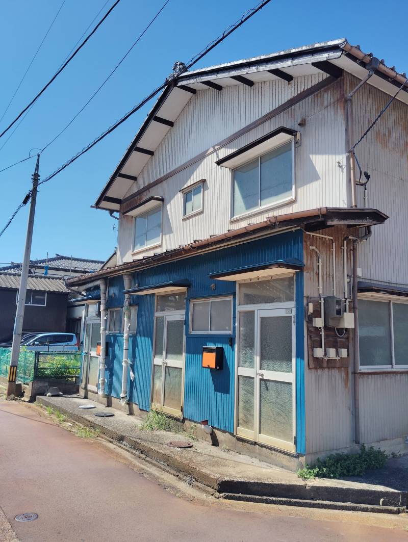 セルリアンブルーのおしゃれな外観です。