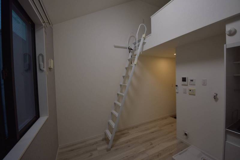 ロフトへの梯子は移動できます。