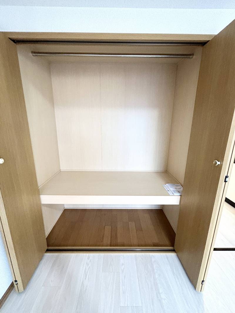 クローゼットも広々♪もちろんパイプハンガー設置済♪