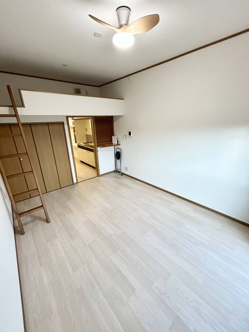 8帖居室、天井が高く開放感抜群！天井照明付き♪ロフトも便利♪