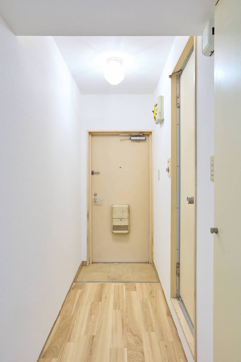 廊下の床、壁も貼替済みです