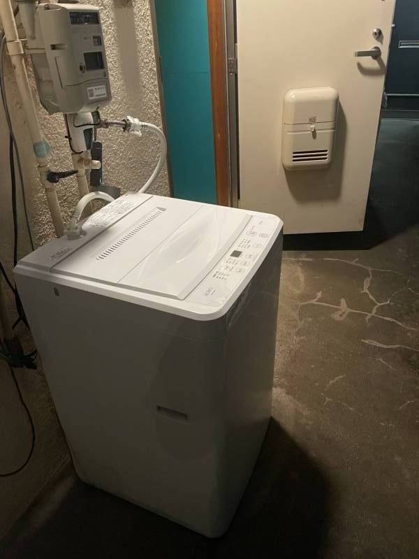 洗濯機は玄関横にあります