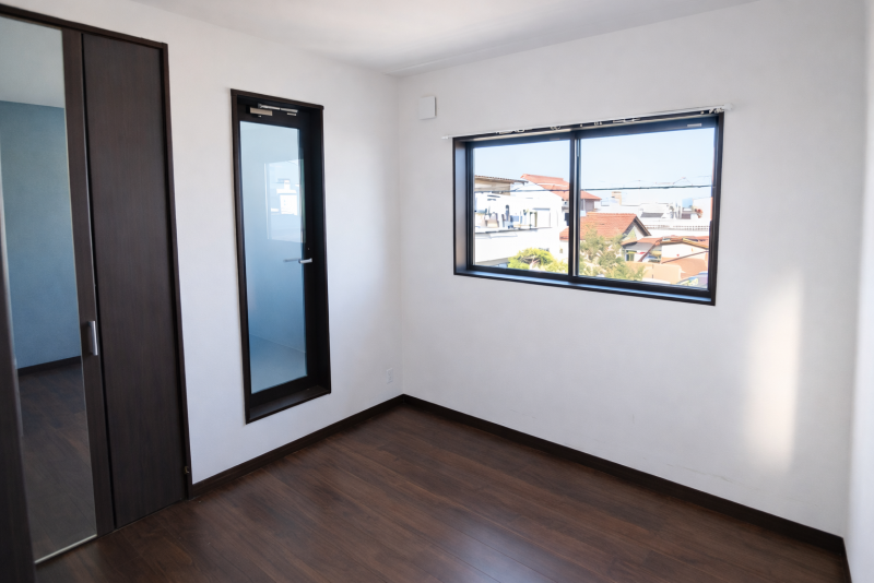 2階バルコニーに続く6.1帖洋室、クローゼットあり