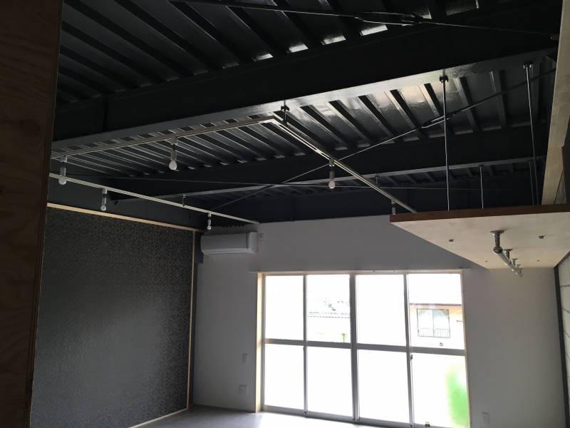 大きな窓と吊棚、天井現しです。実際はもっといい感じです☆