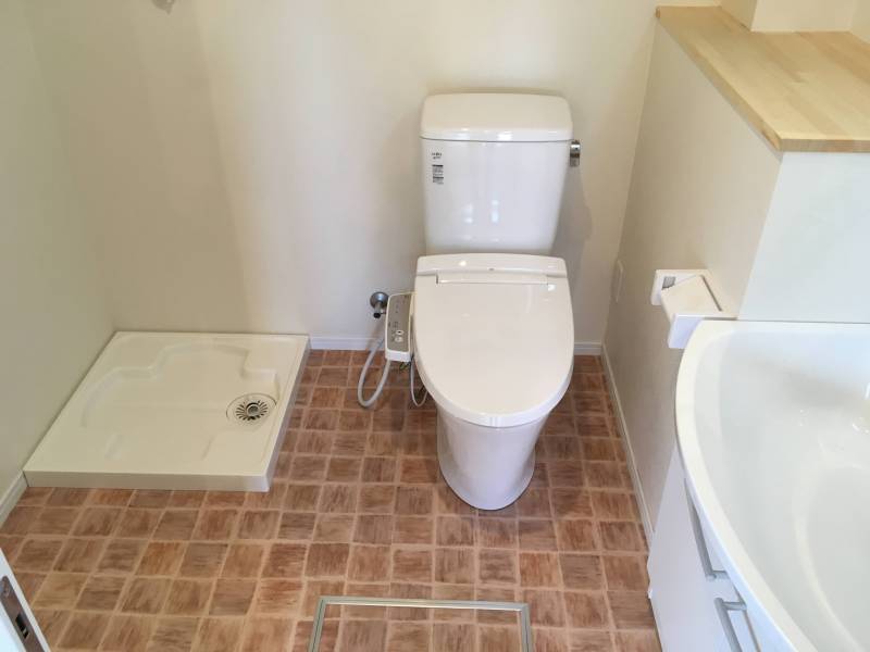 洗面脱衣洗濯室です。上に棚も設置しています。