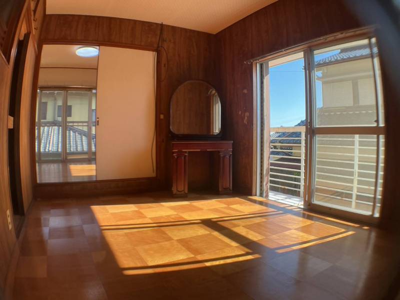 2F　洋室2です
立派な鏡台が備え付けです