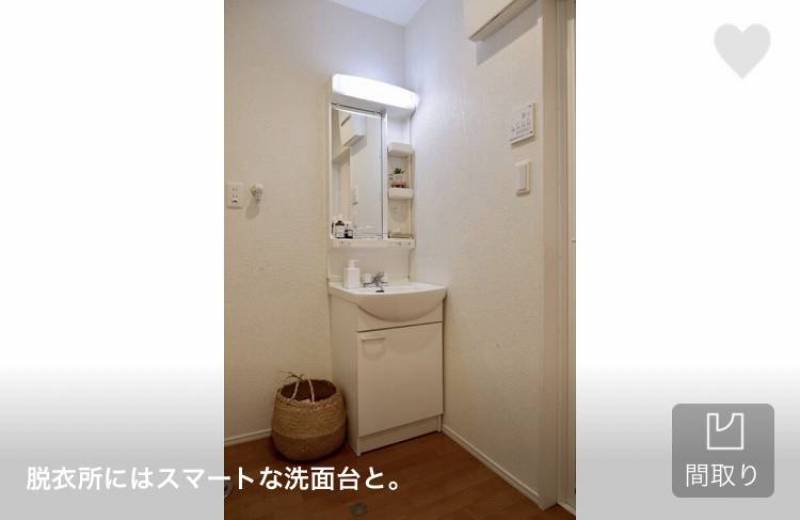 脱衣所にはスマートな洗面台。