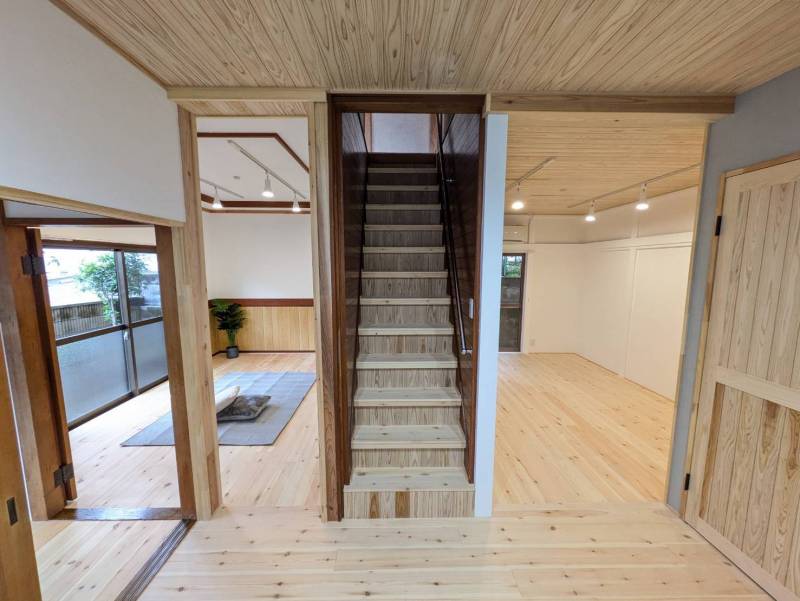 階段も無垢材でこだわりました