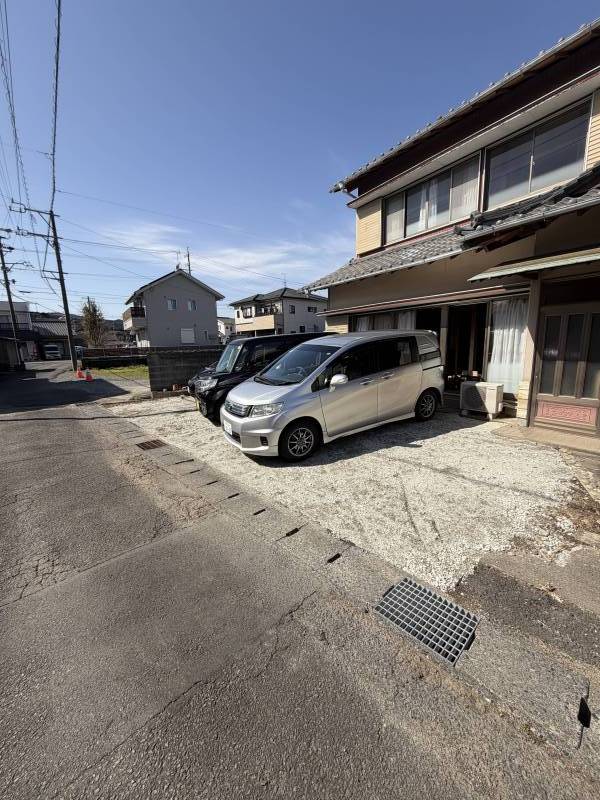 雨の日でも隣に駐車場なので玄関にすぐ入れます